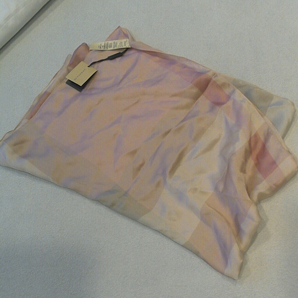 $395 New Burberry Mega Check Satin Silk Scarf - Picture 5 of 5